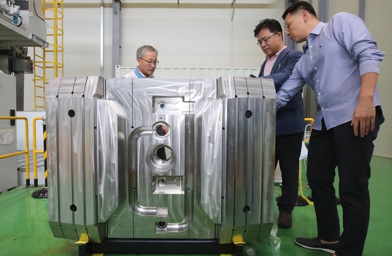 국제핵융합실험로(ITER)의 핵심 진공용기의 안쪽에서 초고온 플라즈마의 열과 중성자를 막아주는 차폐블록. 특수 스테인레스스틸 소재를 이용했으며, 안쪽으로 냉각수가 혈관처럼 흐르는 복잡한 파이프가 만들어져있다. 송봉근 기자