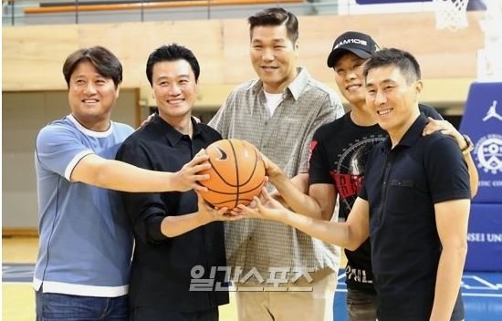 일간스포츠 창간 50주년을 맞아 뭉친 1993~94 시즌 농구대잔치 우승 멤버 연세대 농구부. 왼쪽부터 문경은, 김훈, 서장훈, 우지원, 이상민. 김민규 기자