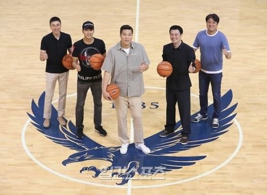 일간스포츠 창간 50주년을 맞아 뭉친 1993~94 시즌 농구대잔치 우승 멤버 연세대 농구부. 왼쪽부터 이상민, 우지원, 서장훈, 김훈, 문경은. 김민규 기자
