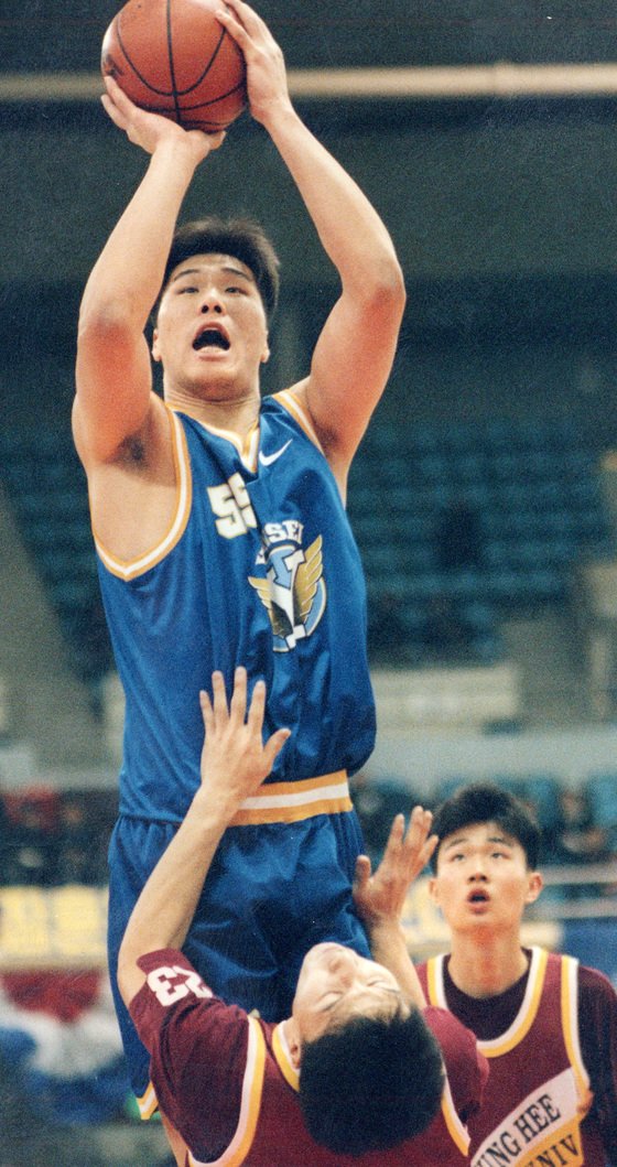 서장훈의 연세대 시절 모습. [중앙포토]