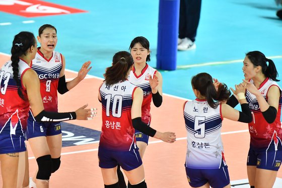 27일 전남 순천 팔마체육관에서 열린 컵대회 여자부 준결승 GS칼텍스전에 나선 KGC 인삼공사 선수들. [사진 한국배구연맹]