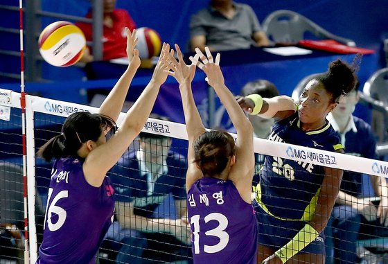 27일 순천에서 열린 여자배구 컵대회 준결승에서 공격을 시도하는 현대건설 마야(오른쪽). [사진 현대건설]