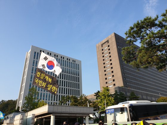 검찰개혁 촛불문화제(주최 사법적폐청산 범국민시민연대)가 28일 서울 서초동 대검찰청과 서울중앙지검 사이 반포대로에서 열린 가운데, 한 참가자가 서울중앙지검 앞에서 '검찰개혁 국민의 명령!'이라고 적힌 깃발을 흔들고 있다. 하준호 기자