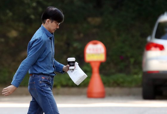 조국 법무부 장관이 29일 외출 뒤 서울 서초구 방배동 자택으로 들어가고 있다. [연합뉴스]