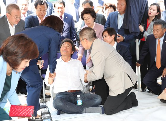 국회 본청 앞에서 '조국 임명' 에 반발해 단식 농성 중인 자유한국당 이학재 의원이 30일 오후 건강 진단을 위해 병원으로 이송되고 있다. 김경록 기자