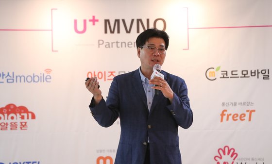 (서울=뉴스1) 허경 기자 = 김시영 LG유플러스 MVNO/해외서비스담당이 24일 서울 중구 S타워에서 열린 U+MVNO 파트너스 기자설명회에서 중소 알뜰폰 지원 프로그램을 설명하고 있다. LG유플러스는 중소 알뜰폰의 지속적인 사업 성장과 경쟁력 제고를 위한 공동 브랜드·파트너십 프로그램 ‘U+MVNO 파트너스’를 선보인다고 밝혔다. 2019.9.24/뉴스1
