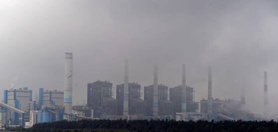 충남의 한 석탄화력발전소. [중앙포토]