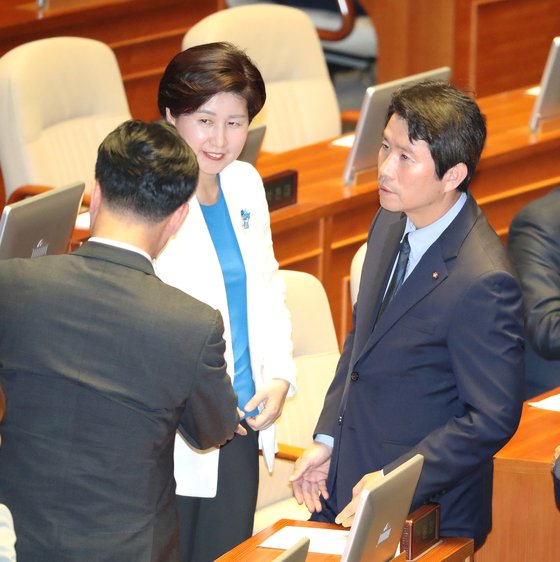 더불어민주당 이인영 원내대표가 30일 오후 국회 본회의장에서 열린 경제분야 대정부질문에서 동료의원들과 대화 하고 있다. [연합뉴스]