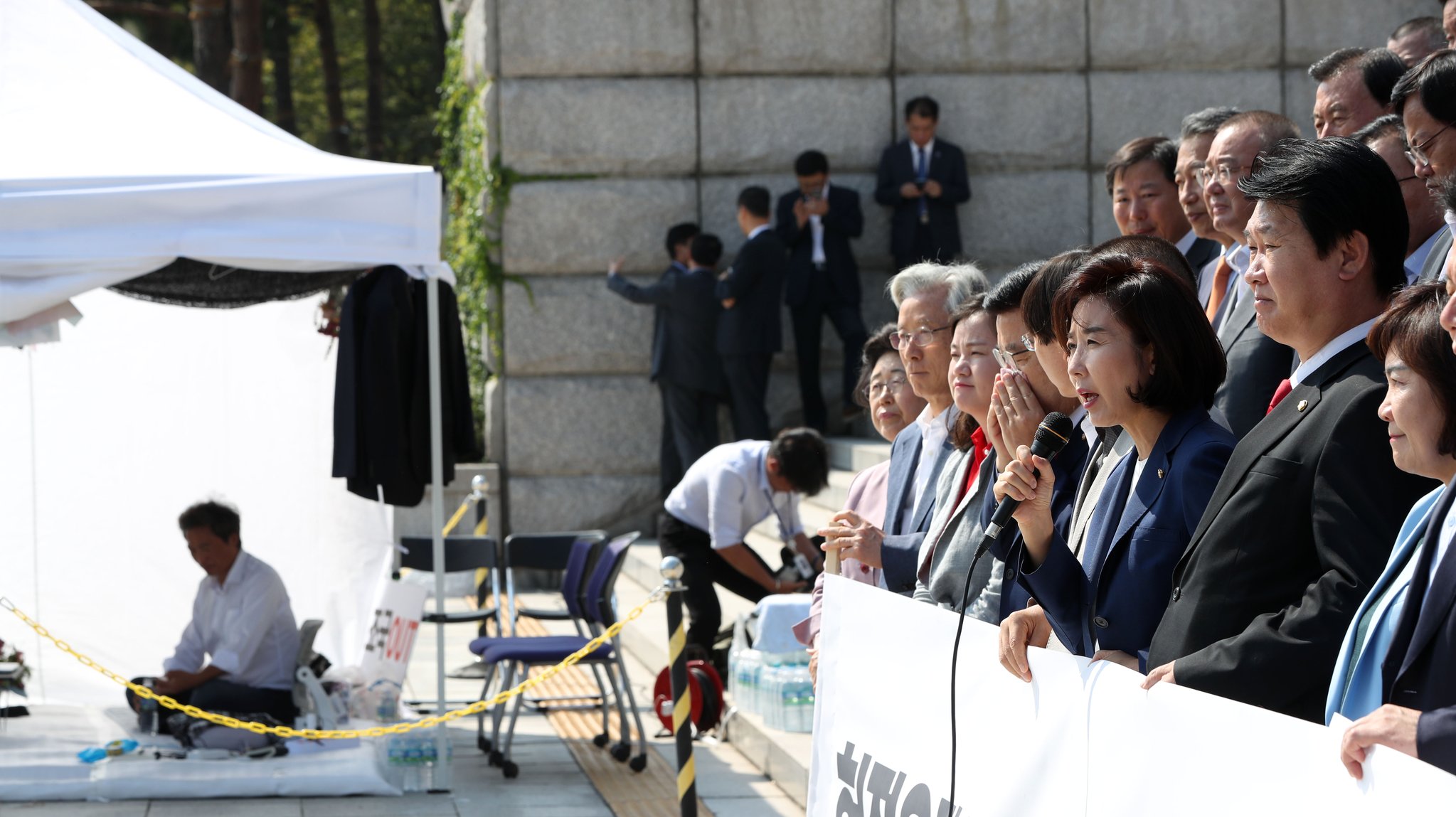 나경원 자유한국당 원내대표(오른쪽 셋쨰)가 30일 국회 본청 계단에서 열린 의원총회에 참석해 발언하고 있다. 왼쪽은 단식투쟁중인 이학재 의원. 김경록 기자