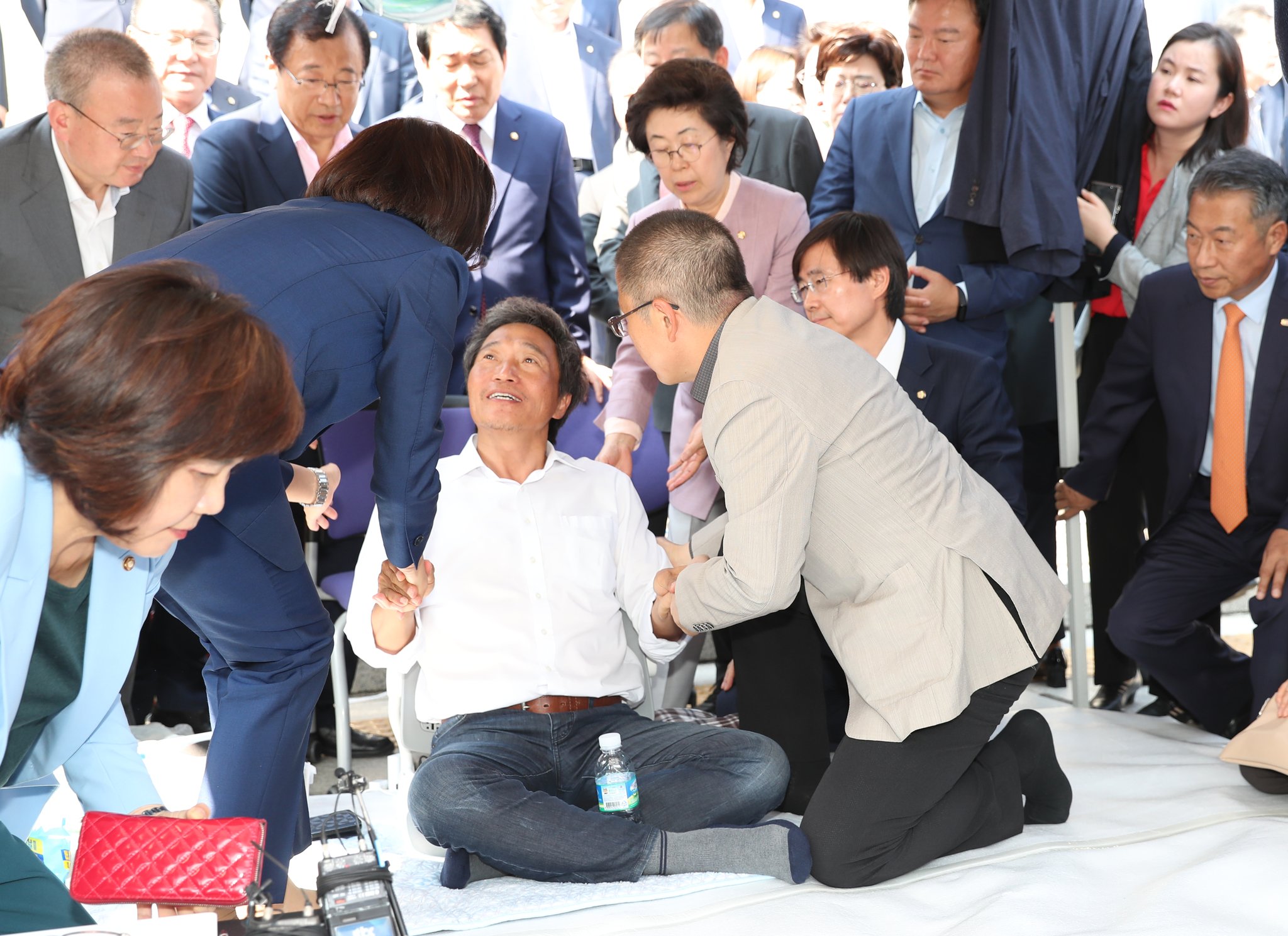 황 대표와 나 원내대표가 이 의원을 격려하고 있다. 김경록 기자