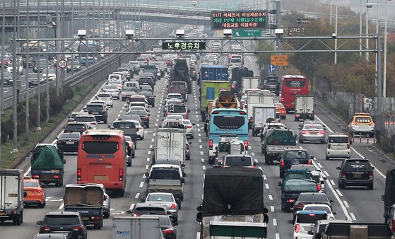 서울 강변북로에 노후차량 단속 CCTV가 설치돼 있다. [뉴스1]
