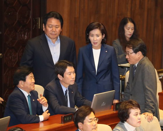 30일 오후 국회 본회의장에서 열린 경제분야 대정부질문에서 지난 26일 열렸던 본회의 당시 여야 합의 없이 정회를 선언한 이주영 국회부의장에게 더불어민주당 의원들의 야유와 항의로 회의가 진행되지 않자 자유한국당 나경원 원내대표가 이인영 원내대표를 만나고 있다. [연합뉴스]