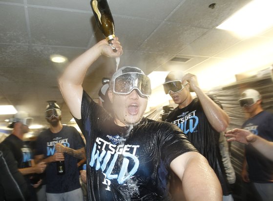 지난 28일 포스티시즌 행을 결정지은 뒤 라커룸 세리머니를 펼치는 탬파베이 선수들과 최지만. [USA투데이=연합뉴스]