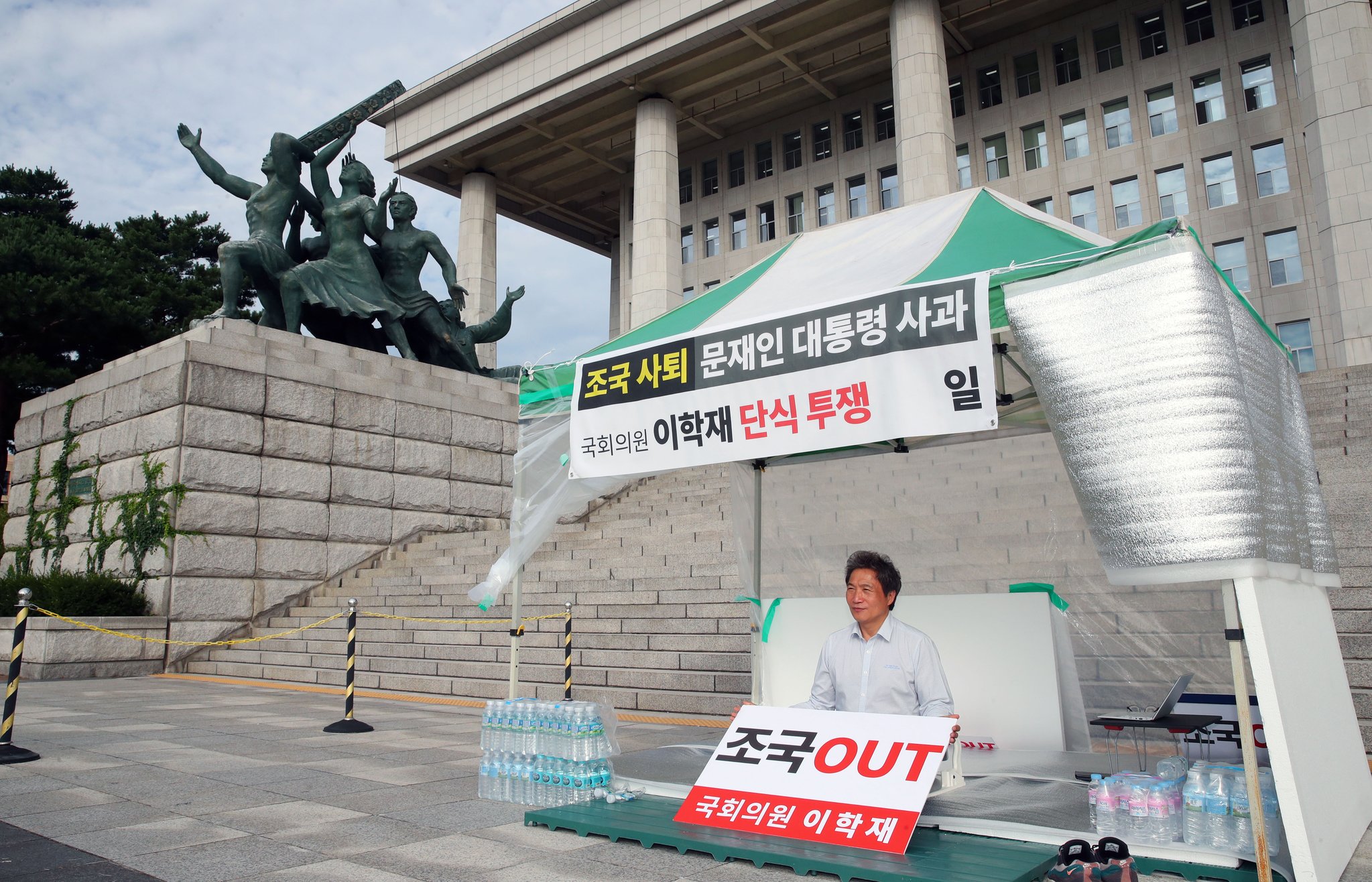 이 의원이 단식투쟁을 시작한지 이틀째인 지난 16일 모습. [연합뉴스]