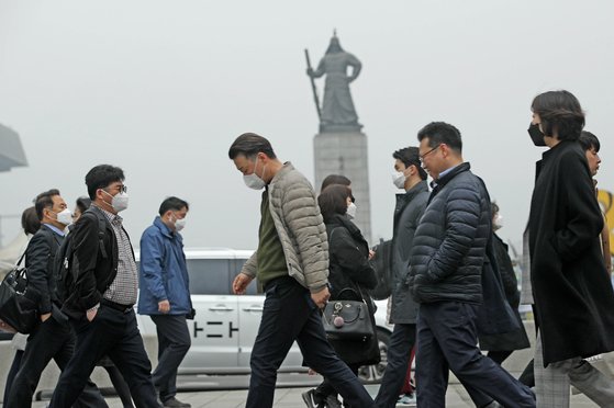 서울 광화문 광장에서 마스크를 쓴 시민들이 출근길을 서두르고 있다. [뉴스1]
