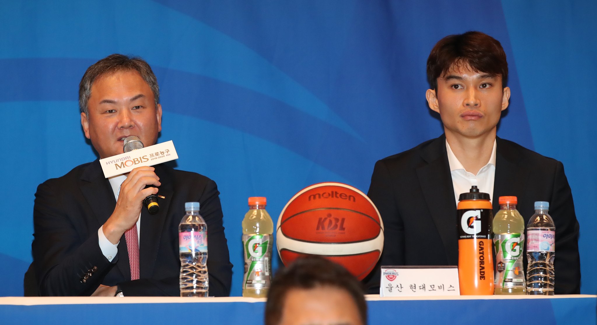 1일 서울 서초구 JW메리어트 호텔에서 열린 KBL 2019-2020 현대모비스 프로농구 미디어데이에서 유재학 울산모비스 감독이 출사표를 밝히고 있다. 오른쪽은 현대모비스 가드 이대성. [연합뉴스]