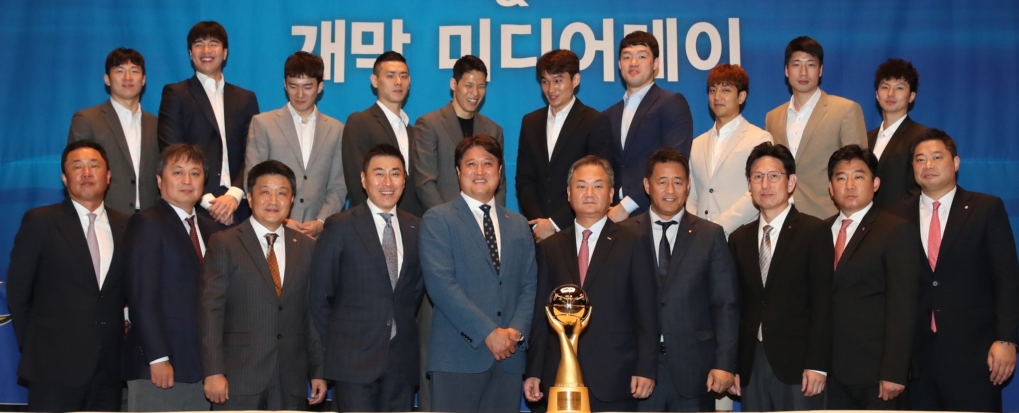 1일 서울 서초구 JW메리어트 호텔에서 열린 프로농구 미디어데이에서 10개 구단 감독과 선수들이 기념촬영을 하고 있다.   앞줄 왼쪽부터 전창진 KCC 감독, 이상범 DB 감독, 유도훈 전자랜드 감독, 이상민 삼성 감독, 문경은 SK 감독, 유재학 현대모비스 감독, 추일승 오리온 감독, 서동철 KT 감독, 김승기 KGC 감독, 현주엽 LG 감독.   뒷줄 왼쪽부터 KCC 이정현, DB 김종규, 전자랜드 박찬희, 삼성 이관희, SK 김선형, 현대모비스 이대성, 오리온 이승현, KT 허훈, KGC 양희종, LG 김시래. [연합뉴스]