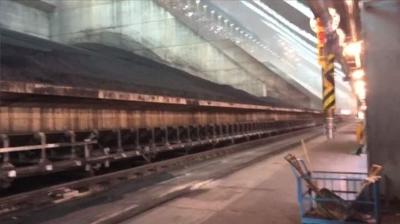 태안화력 옥내저탄장. 현재 대형 사업장은 날림먼지 발생 가능한 원료를 실내에 넣을 수 있는 옥내 저장소를 두고 있다. 사진은 기사와 직접적 관계 없음. [연합뉴스]