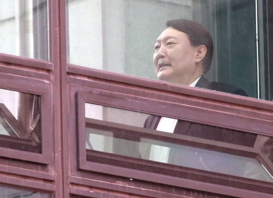 윤석열 검찰총장이 2일 서울 대검찰청 청사에서 구내 식당으로 향하고 있다. [연합뉴스]