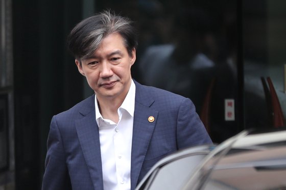 조국 법무부장관이 출근하기 위해 2일 오전 서울 서초구 방배동 자택을 나서고 있다. [뉴스1]