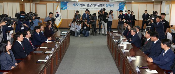 조국 법무부 장관(왼쪽 네 번째)이 지난달 30일 정부 과천종합청사에서 열린 제2기 법무·검찰 개혁위위원회 발족식에서 김남준 위원장의 인사말을 듣고 있다. 강정현 기자