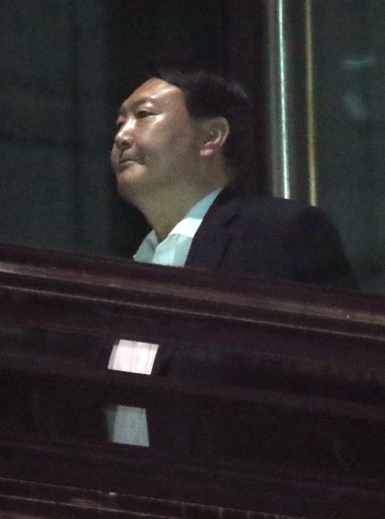 윤석열 검찰총장이 지난달 30일 오후 신임 검자장들과의 만찬을 위해 서울 서초구 대검찰청에서 구내식당으로 향하고 있다. [뉴시스]