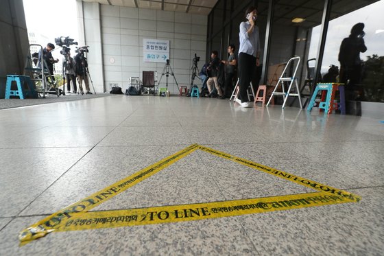 정경심 교수가 비공개 소환된 3일 오전 서울지검 정문 앞에 포토라인이 붙어 있다. 최승식 기자