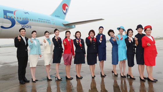 지난 2일 오후 대한항공 창립 50주년을 맞아 대한항공 현직 승무원들과 대한항공 전직 여승무원 동우회(KASA) 소속 회원들이 역대 유니폼을 입고 인천국제공항 대한항공 항공기 정비고 앞에서 기념촬영을 하고 있다.   대한항공은 창립 50주년을 맞아 객실 승무원들이 역대 유니폼 11종을 동시에 입고 근무하는 행사를 내달 6일까지 실시한다. [공항사진기자단]