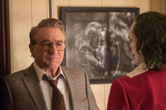 영화 '조커'에서 토크쇼 진행자로 출연한 로버트 드 니로(왼쪽).[사진 워너브러더스 코리아]