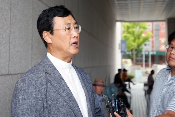 지난달 2일 오후 광주지법 앞에서 고(故) 조비오 신부의 조카 조영대 신부가 전두환 전 대통령의 5·18 관련 사자(死者)명예훼손 사건 재판의 증인으로 출석해 언론 인터뷰를 하고 있다. [연합뉴스]