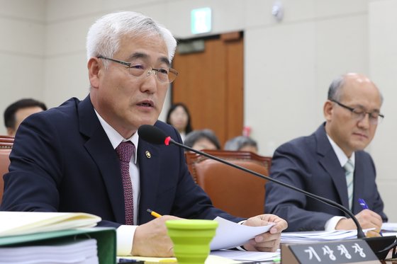 김종석 기상청장이 7일 오전 서울 여의도 국회에서 열린 환경노동위원회의 기상청 등에 대한 국정감사에서 질의에 답하고 있다. 오른쪽은 최흥진 기상청 차장. [뉴스1]