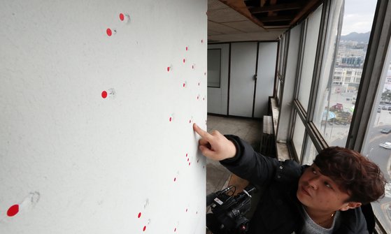 지난 2016년 12월 14일 광주 전일빌딩 현장에서 발견된 총탄 자국에 대한 국립과학수사연구원의 감식 작업. [연합뉴스]