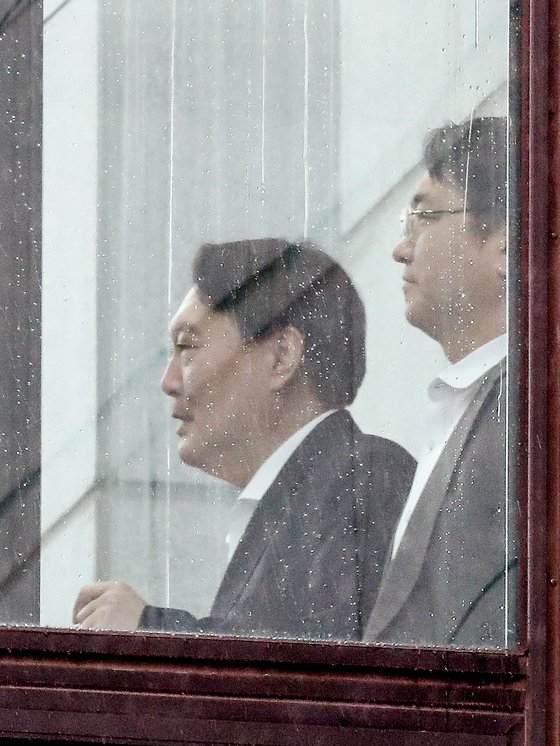 윤석열 검찰총장이 7일 오후 서울 서초구 대검찰청에서 점심식사를 하기 위해 구내식당으로 향하고 있다. [뉴시스]