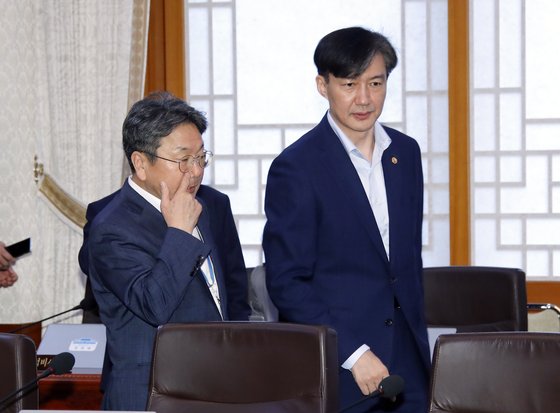 조국 법무부 장관(오른쪽)이 강기정 정무수석과 8일 오전 청와대에서 열린 국무회의에 참석하고 있다. [연합뉴스]
