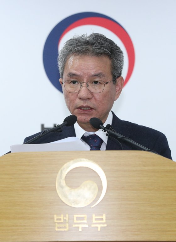 김남준 법무검찰개혁위원장이 7일 오전 서울 경기 과천시 정부과천청사 법무부에서 법무검찰개혁위원회 회의를 마친 후 브리핑을 하고 있다. [뉴스1]