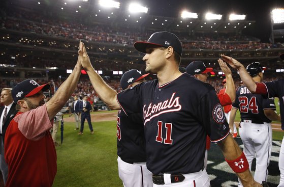 워싱턴의 라이언 지머맨(가운데)가 4차전 승리 후 동료들과 하이파이브를 하고 있다. [AP=연합뉴스]