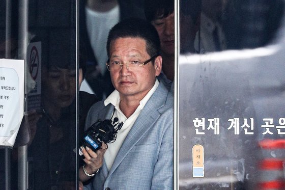 건설업자 윤중천씨(58)가 지난 5월 서울 서초구 서울중앙지방법원에서 영장실질심사를 마친 뒤 청사를 나서고 있다. [뉴스1]