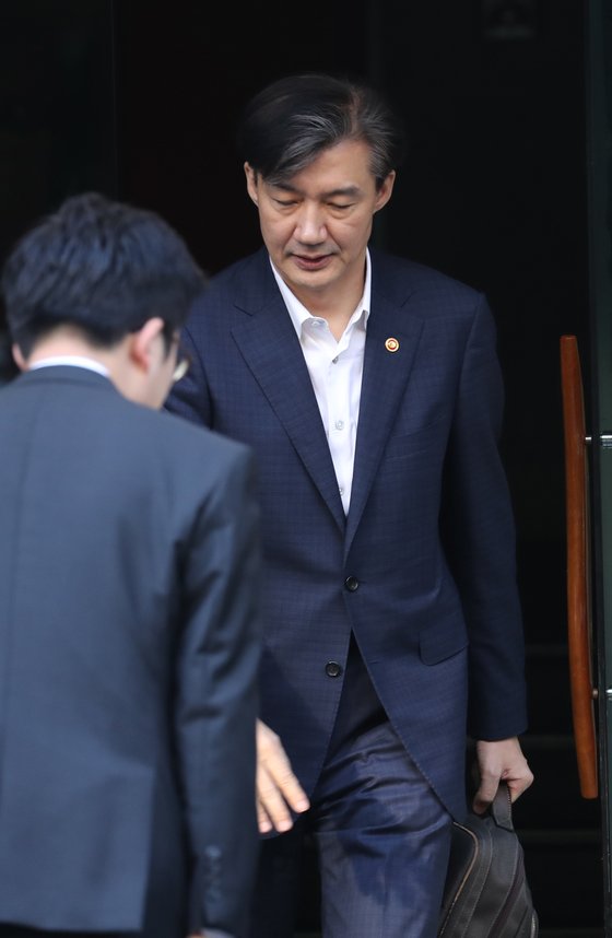 조국 법무부 장관이 출근하기 위해 11일 오전 서울 서초구 자택을 나서며 직원과 인사하고 있다. [연합뉴스]