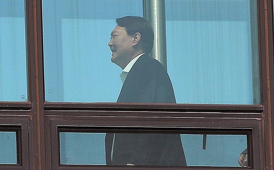 윤석열 검찰총장이 지난달 30일 서울 서초구 대검찰청에서 점심 식사를 위해 청사 식당으로 향하고 있다. 오종택 기자