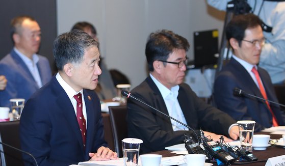 박능후 보건복지부 장관이 11일 오전 서울 중구 플라자호텔에서 열린 제7차 국민연금 기금운용위원회에 참석해 모두발언을 하고 있다. [연합뉴스]