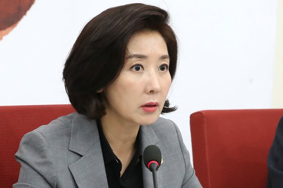 나경원 자유한국당 원내대표가 10일 오전 서울 여의도 국회에서 열린 문재인 정권의 사법 장악 저지 및 사법부 독립 수호 특별위원회 회의에서 모두발언을 하고 있다. [뉴스1]