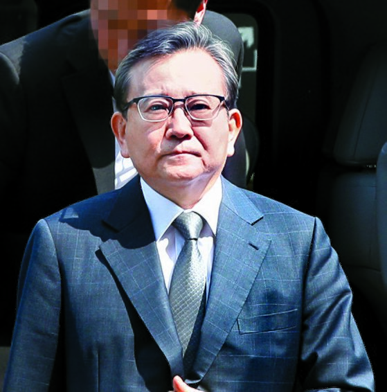 지난 5월 16일 서울중앙지법에서 열린 구속 전 피의자 심문(영장실질심사)에 출석하려 법정으로 향하는 김학의 전 차관의 모습. 김 차관은 이날 구속됐고 현재 1심 재판을 받고있다. [연합뉴스]