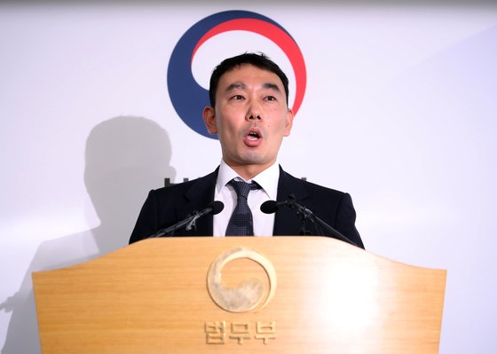 김용민 법무부 검찰과거사위원회 위원이 지난달 5월 29일 정부과천청사 법무부에서 김학의 전 법무부 차관의 성범죄 의혹과 관련 과거 검·경 수사에 대한 심의 결과를 발표하고 있다. [연합뉴스]