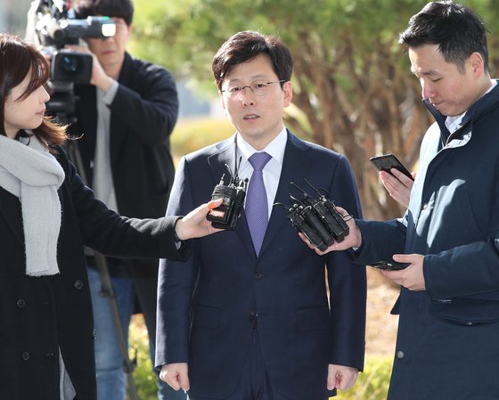 김학의 전 법무부 차관 의혹을 재수사한 여환섭(청주지검장) 단장이 지난 4월 서울동부지검 청사에 출근하며 기자들에게 답변하고 있다. 오종택 기자