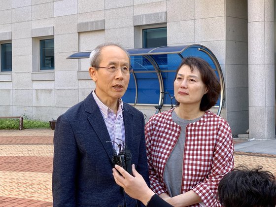 5·18 당시 신군부의 강경 진압 명령을 거부하고 파면당한 고(故) 이준규 목포경찰서장이 11일 형사재판 재심에서 무죄를 선고받았다. 고인의 사위(오른쪽) 윤성식 고려대 행정학과 명예교수(왼쪽)와 딸 이향진 여사가 이날 오후 광주지법 목포지원 앞에서 소회를 밝히고 있다. [연합뉴스]