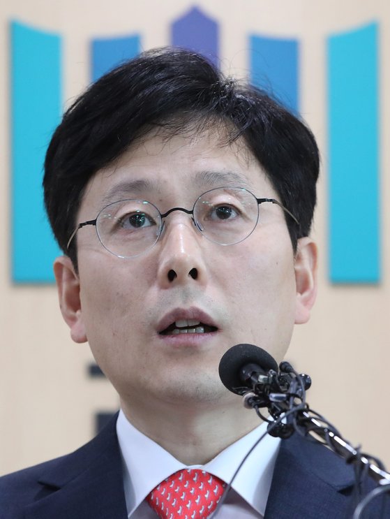 여환섭 김학의 재수사단장이 지난 6월 4일 동부지방검찰청 대회의실에서 김학의 전 법무부 차관(63·사법연수원 14기)을 둘러싼 각종 의혹에 대한 중간수사결과를 발표하는 모습. [뉴스1]