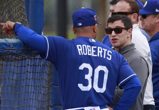 2018 스프링캠프에서 대화하는 로버츠 감독과 프리드먼 사장. [AP=연합뉴스]