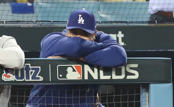 디비전시리즈 패배 후 망연자실하는 류현진. [연합뉴스]