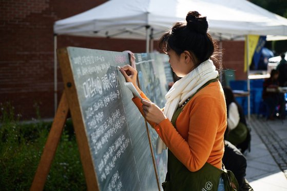 마르쉐는 '마르쉐친구들'의 주도 하에 자원봉사자들과 함께 꾸려진다. [사진 농부시장 마르쉐]