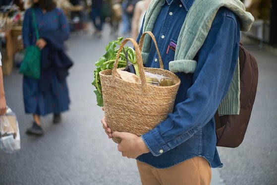 유통과정을 거치지 않은 1차 농산물을 만날 수 있는 '마르쉐'. 서울 곳곳에서 매달 3번씩 열리는 '마르쉐'에서는 다양한 품종의 농산물을 직접 기른 농부와 대화하며 구입할 수 있다. [사진 농부시장 마르쉐]